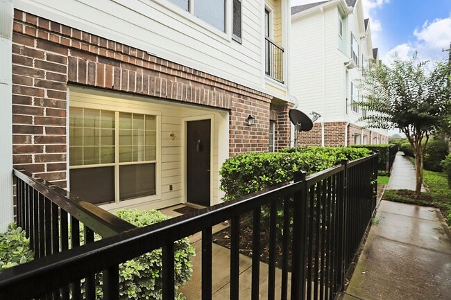 Building Photo - 9200 Westheimer Rd