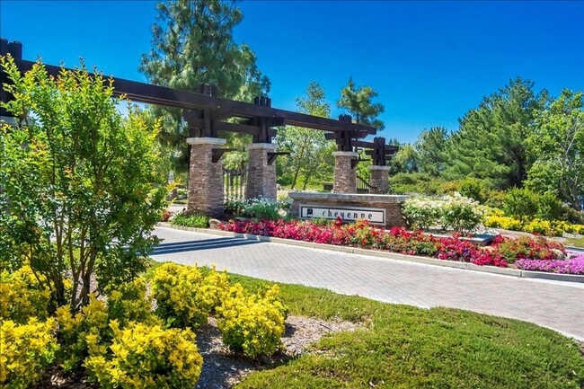 Building Photo - SHARP! 2 Master Suites Townhome in the hea...