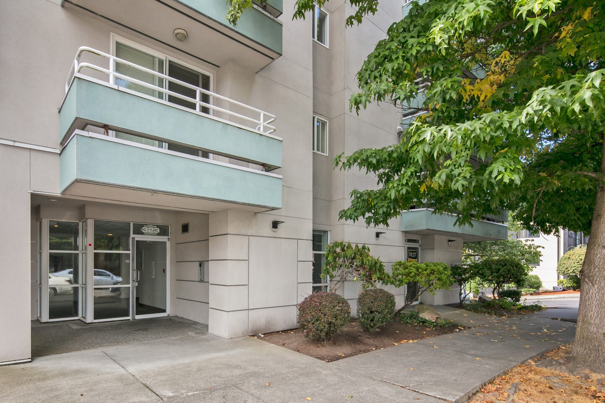 Main Entry - 323 W Republican St