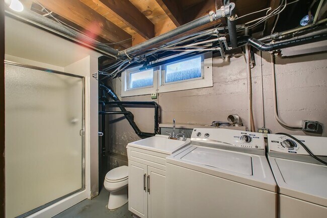 Building Photo - Charming 3-Bedroom Home with Spacious Base...