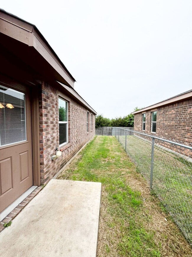 Building Photo - 1515 Justin Lp