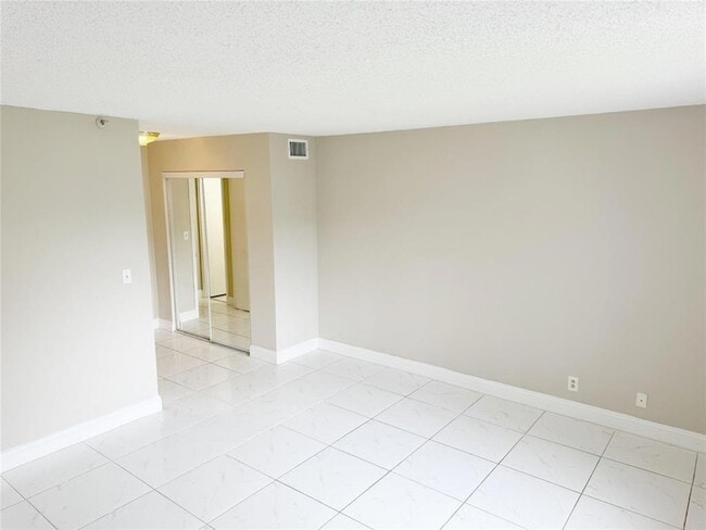 Building Photo - 2788 Tennis Club Dr