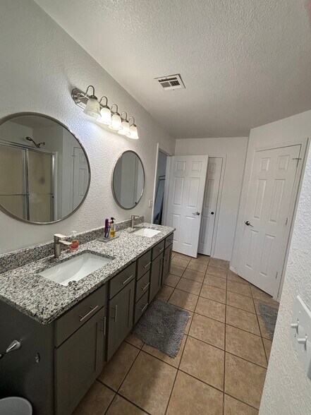 Building Photo - 431 Spicewood Trl