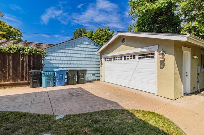 Building Photo - 130 Heather Ln