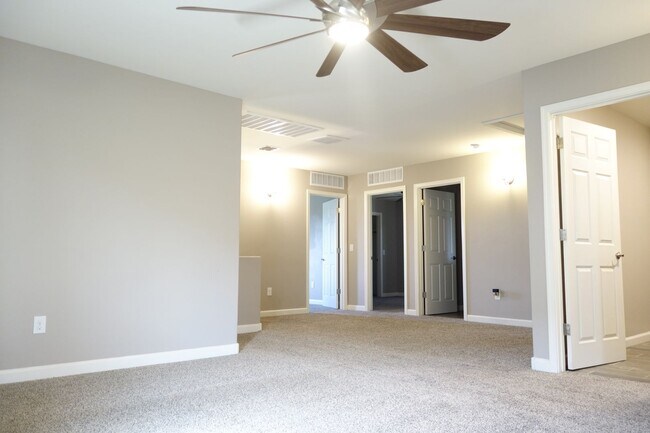 Building Photo - (Vail) Spacious 5 bedroom 3 bath house!