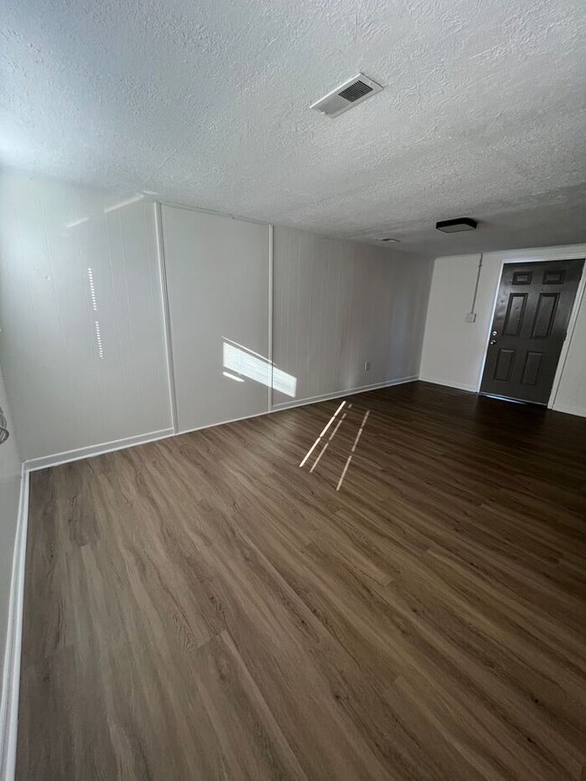 Building Photo - Spacious studio near downtown Easley.