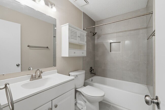 Building Photo - Quiet neighborhood, Centrally located, 3 bedroom 2 bath home in NW