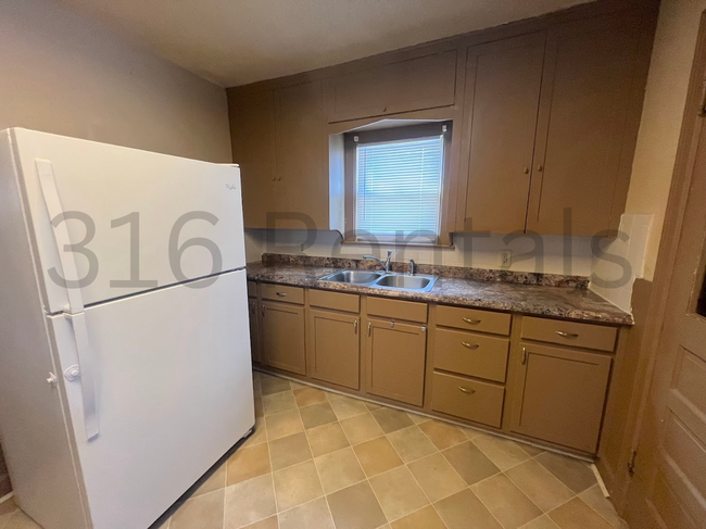 Building Photo - $1025 - 3 bed 1 bath home - Single Family ...