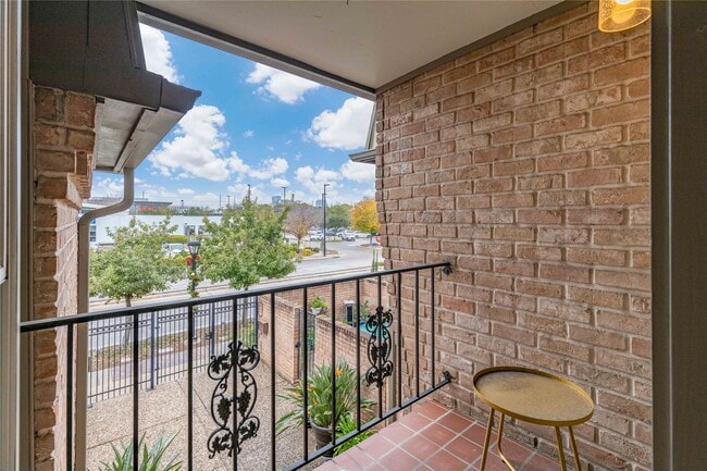 Building Photo - 3139 Bissonnet St