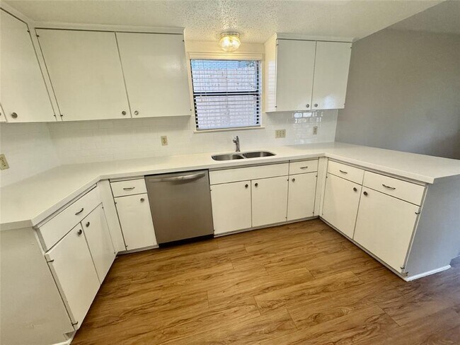 Building Photo - 2708 Charlesworth Dr