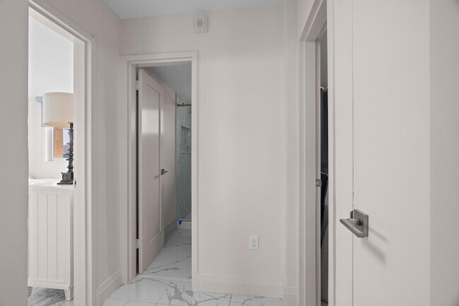 Building Photo - 2400 NE 9th St