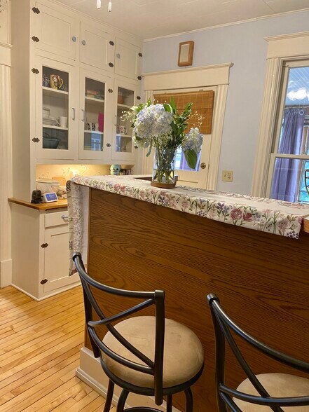 Kitchen, bar at counter - 2303 Atwood Ave