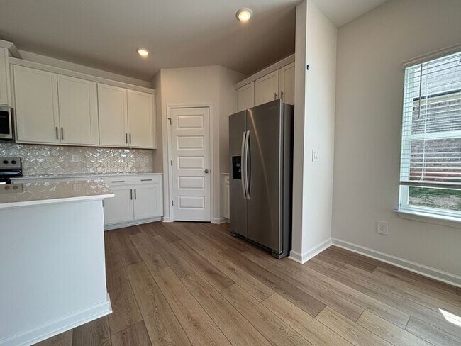 Building Photo - MOVE IN SPECIAL
