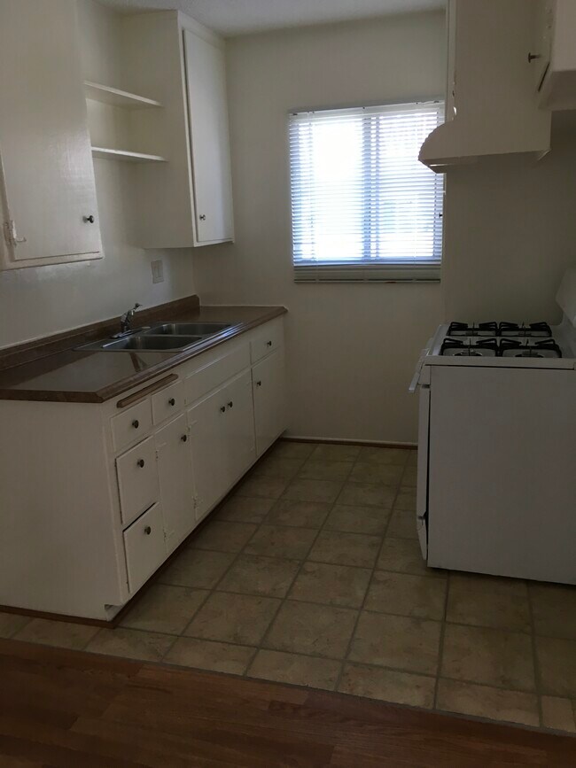 Kitchen - 4124 Grand View Blvd