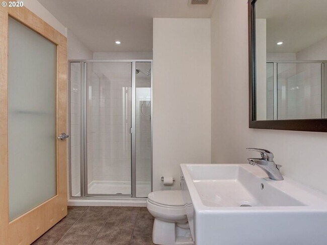 Building Photo - Elizabeth Tower Condo in the Pearl