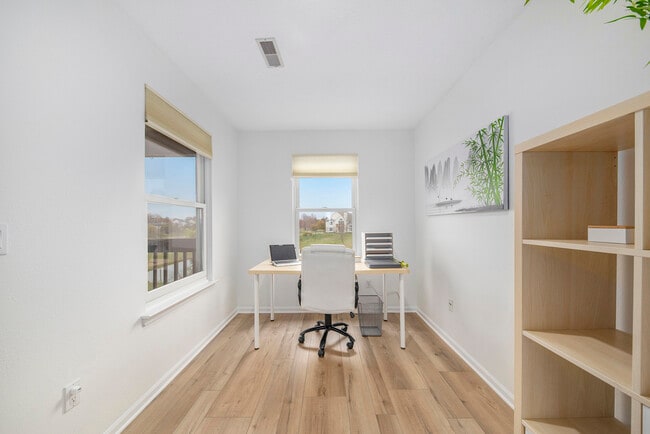 Building Photo - 1528 Oakfield Dr