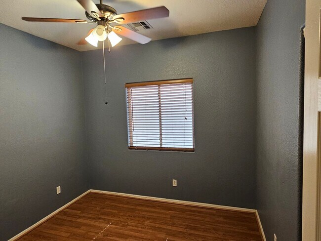 Building Photo - Great 1670 sq ft 4 bd 2 bathroom home in litchfield