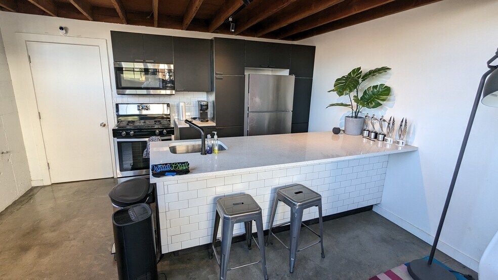 Building Photo - 25 W 400 S