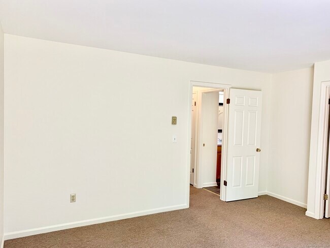 Building Photo - 136 Pembroke Rd
