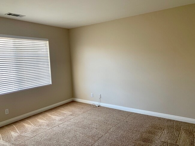 Building Photo - Beautiful Townhouse in Aliso Viejo