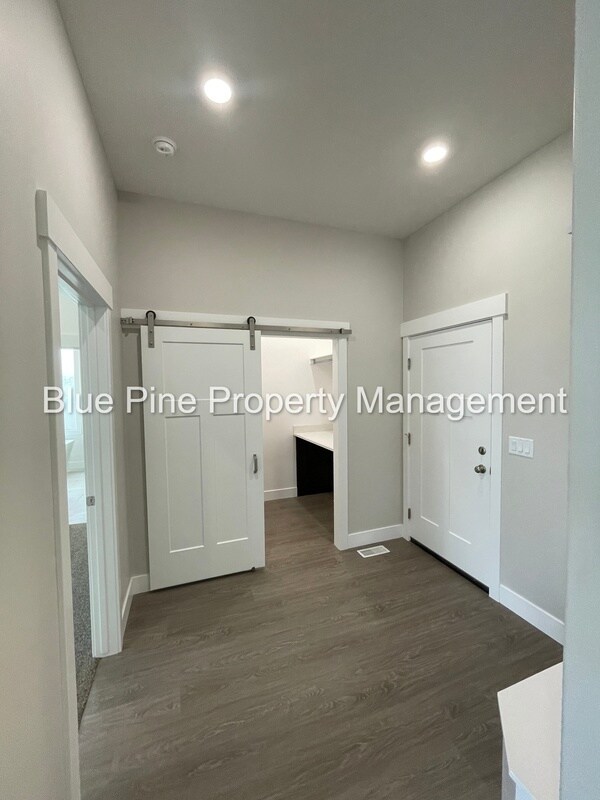Building Photo - 6047 Cedarwood Ln