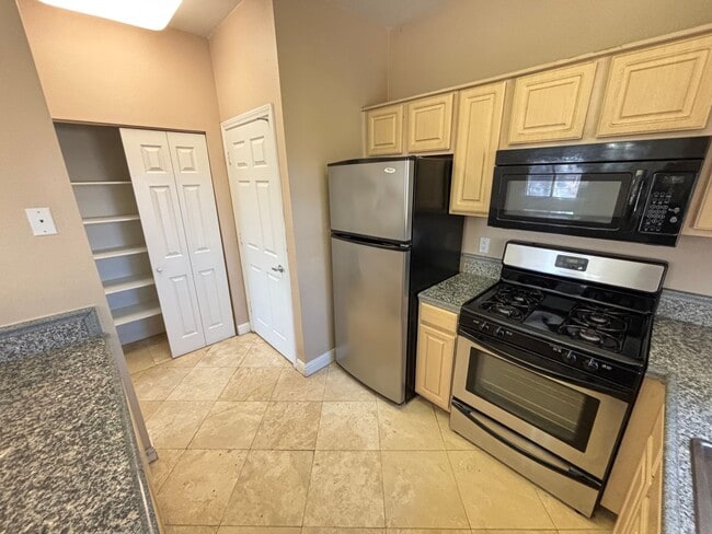 Building Photo - Gorgeous 1Bed/1Bath Condo located in Spanish Palms guard gated community!