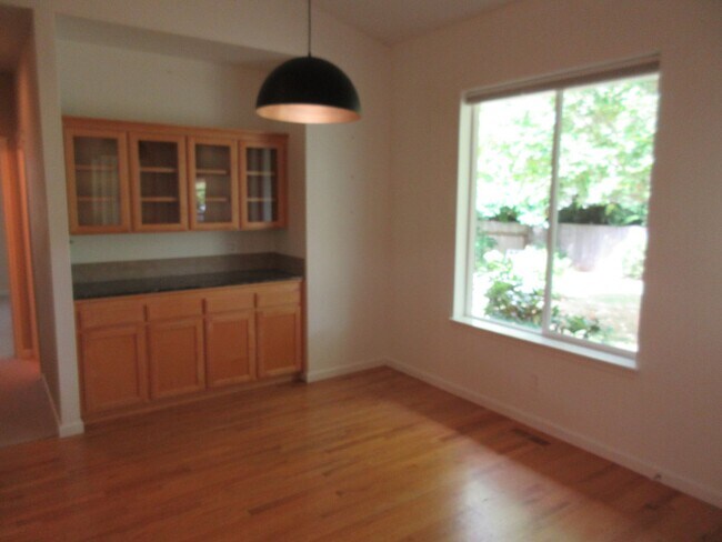 Building Photo - Beautiful Three Bedroom in Silverton