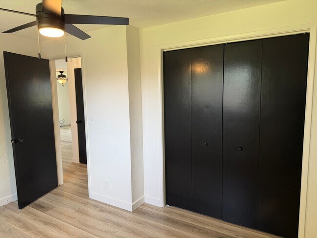 Building Photo - Updated 2 bedroom 1 bath duplex!