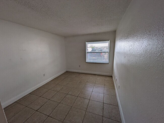 Building Photo - 3/2 Water/Sewer Incl