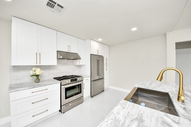 Building Photo - 7403 Shady Arbor Ln