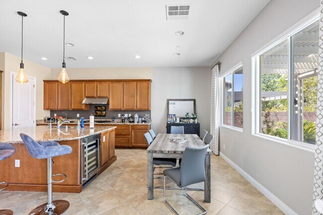 Building Photo - 5 Bed home w/downstairs bed. Private pool.