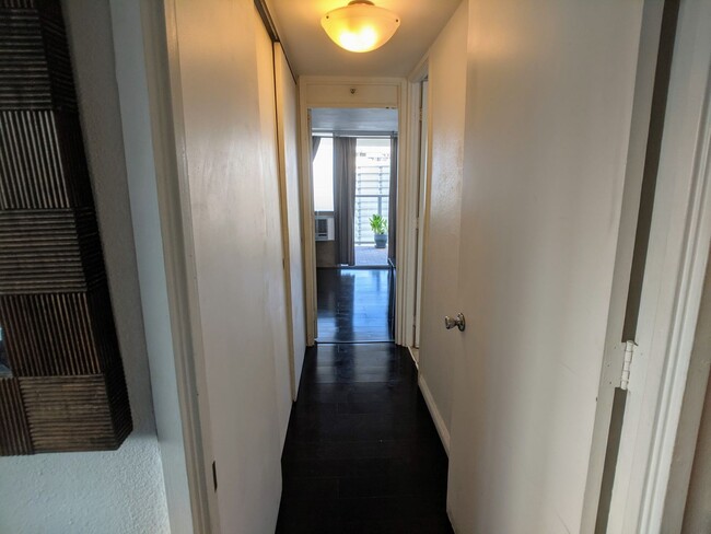 Building Photo - Fully Furnished 1-Bed 1-Bath No parking  @...