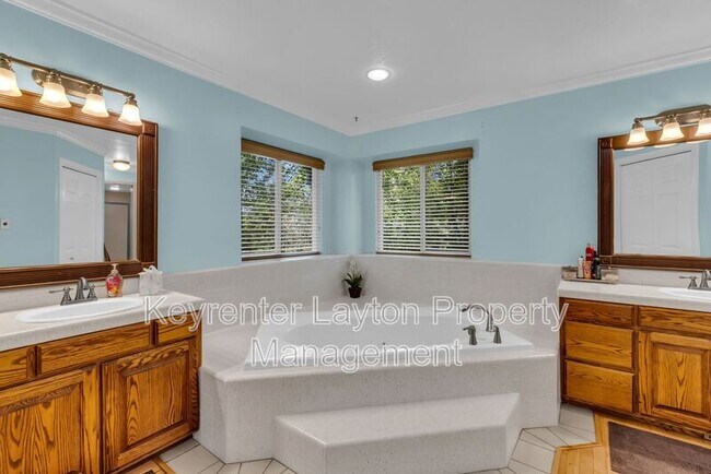 Building Photo - 2335 Summerwood Dr