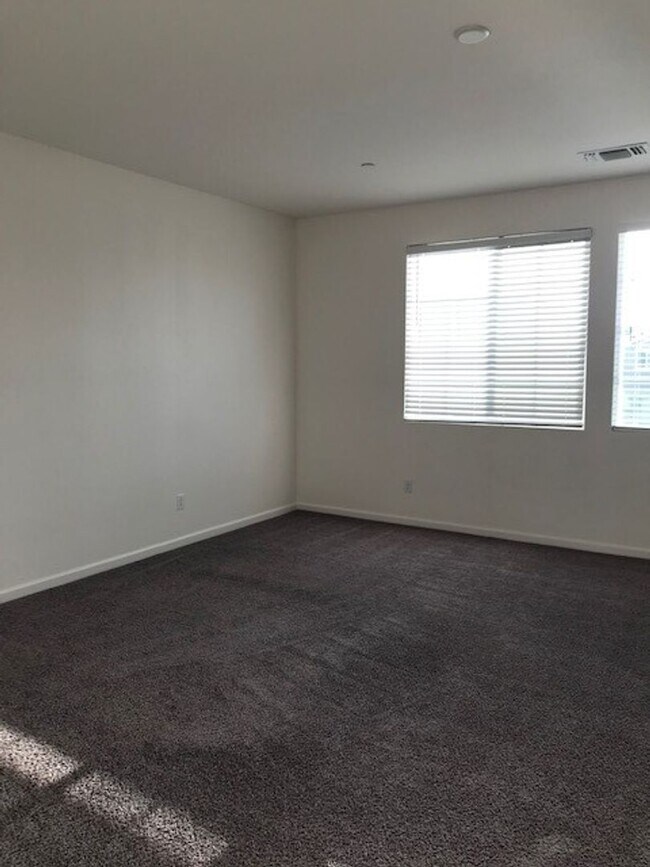 Building Photo - Beautiful home in Natomas, 3+2.5, 2-story, 2-car tandem garage, close to fwy & shopping