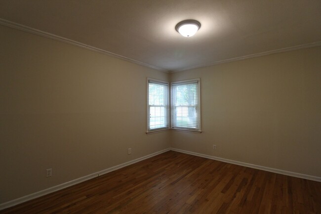 Building Photo - 2 Bedroom 1 Bath Home in Roeland Park