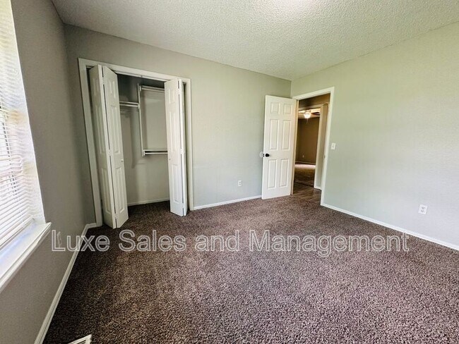 Building Photo - 11701 N Lee Ave