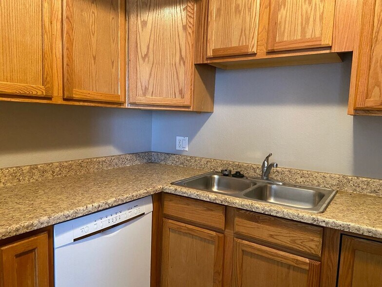 Building Photo - 2693 E Oakleaf Dr