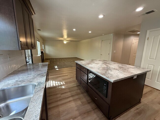 Building Photo - Nicely updated 4-bedroom in Oakdale!