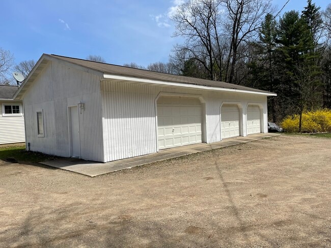 Building Photo - 12085 S Sherman Lake Dr
