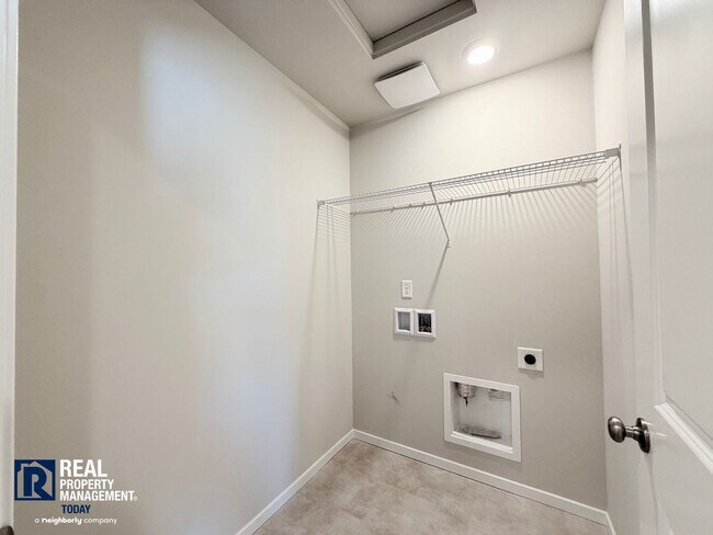 Building Photo - 2216 Trailside Dr NE