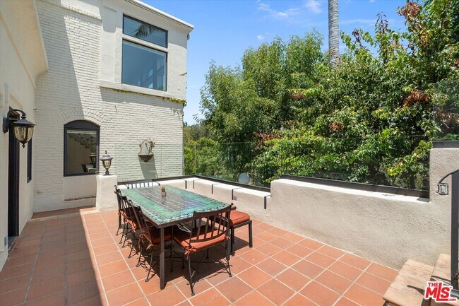 Building Photo - 2700 Glendower Ave