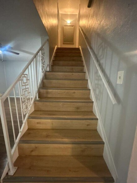 Building Photo - 2408 Hollandale Cir