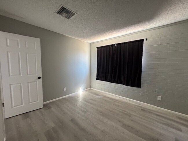 Building Photo - 2BR Remodeled and Updated, Large cement pa...