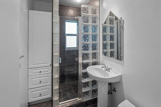 Building Photo - 2608 NE 12th St