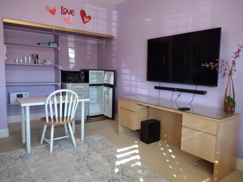 56" Flat Screen TV & Kitchenette - 7932 Lakepoint Cir