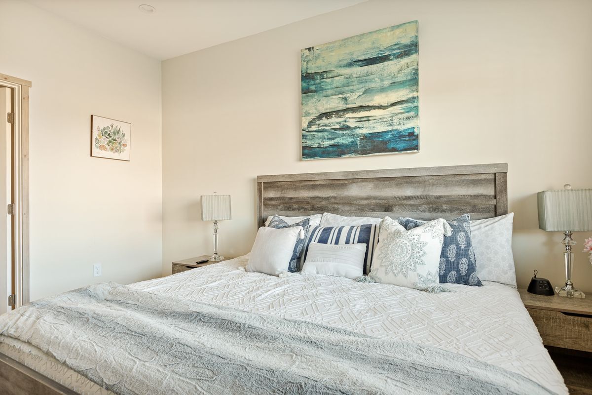 Building Photo - 1215 Valley View Dr