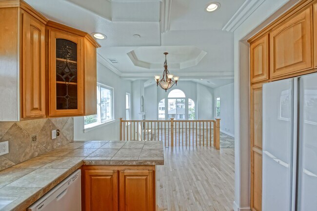 Building Photo - VERY BRIGHT, SPACIOUS & AIRY GOLDEN HILLS ...
