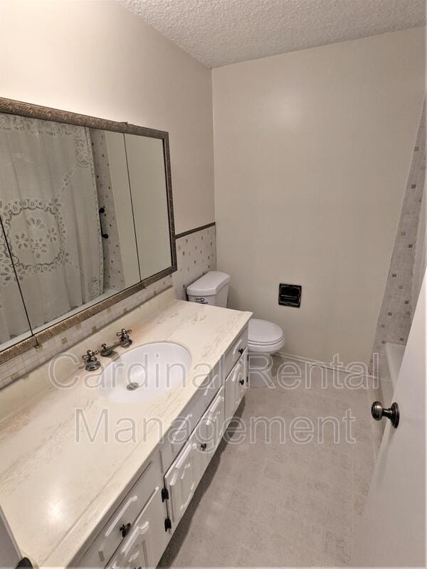 Building Photo - 1001 N Ave 67