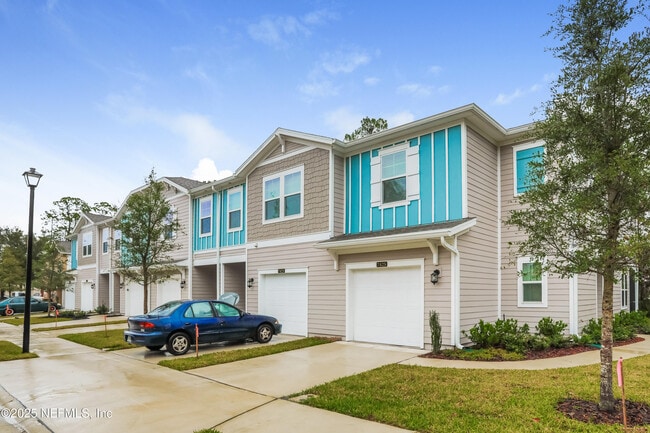 Building Photo - 7419 Palm Hills Dr