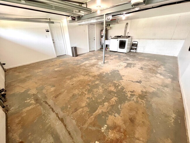 Building Photo - Absolutely Stunning Home! - 3 Bedroom 2 Fu...